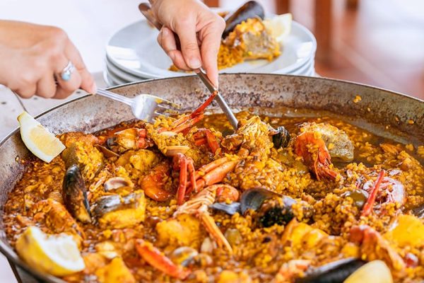 porcion-paella-tradicional-espanola-mariscos-sarten-mejillones-langostinos-pescado1