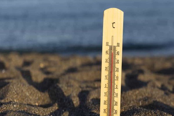 primer-plano-termometro-que-muestra-temperatura-alta